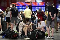 Passagiere sitzen in der Halle des Prager Hauptbahnhofs während eines Stromausfalls. - © Vondrouš Roman/CTK/dpa