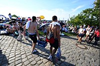 Die Fans lie&szlig;en sich von der Hitze nicht abschrecken. - &copy; Felix H&ouml;rhager/dpa