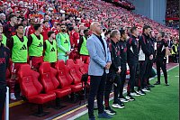Liverpools Trainer Arne Slot während der Schweigeminute. - © Peter Byrne/PA Wire/dpa
