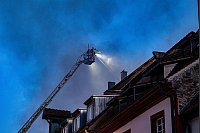Die Löscharbeiten waren aufgrund der engen Gassen und des dichten Altbaubestandes herausfordernd. - © Joshua Rzepka/onw-images/dpa