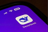 Schock um angeblich drastisch günstigere KI aus China. DeepSeek könne angeblich mit viel weniger und günstigeren Chips seine KI anlernen. Daraufhin hat der Chipkonzern Nvidia einen Rekord-Wertverlust an der Börse erlitten. Der Börsenwert von Nvidia fiel am Montag um nahezu 600 Milliarden US-Dollar. - © Andy Wong/AP/dpa
