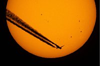 Der Sonne entgegen - ein Airbus A350 der China Southern Airlines auf dem Flug von Peking nach Amsterdam. Auf der Sonne sind deutliche Sonnenflecken auszumachen. - © Dmitri Lovetsky/AP/dpa