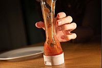 Nach ein paar Malen Drehen ist ein Gro&szlig;teil des Ketchups nach unten gerutscht. - &copy; Christin Klose/dpa-tmn