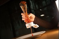 Fazit: Es kommt wieder Ketchup aus der Flasche, ein paar Reste bleiben trotzdem zur&uuml;ck. - &copy; Christin Klose/dpa-tmn