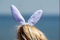 «Osterhasen-Ohren» im Seebad Zinnowitz - © Stefan Sauer/dpa