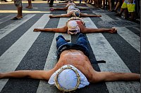 Katholische Büßer geißeln sich am Karfreitag - © Ryan Eduard Benaid/SOPA Images via ZUMA Press Wire/dpa