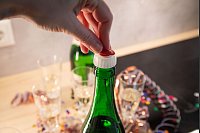 Schritt 3: Mit der Kappe verschlie&szlig;en. - &copy; Christin Klose/dpa-tmn