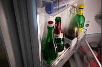 Zum Vergleich: Eine Flasche mit und eine Flasche ohne Korken kommen in den K&uuml;hlschrank. - &copy; Christin Klose/dpa-tmn