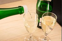 Sprudelt es noch? Nach zwei Tagen wird Sekt aus beiden Flaschen erneut eingeschenkt. - &copy; Christin Klose/dpa-tmn