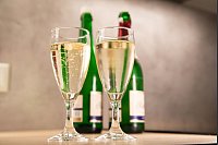 Fazit: Der Sekt aus der Flasche mit Korkenverschluss (links im Bild) sprudelt mehr. - &copy; Christin Klose/dpa-tmn