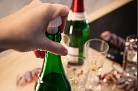 Schritt 3: Den Sektkorken wieder in die Flasche stecken. - &copy; Christin Klose/dpa-tmn