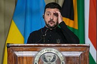 Aussichten auf Frieden? Der ukrainische Präsident Selenskyj stellt sich bei einem Besuch in Südafrika den Journalisten. - © Themba Hadebe/AP/dpa