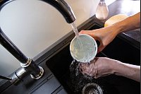 Zum Schluss den Becher mit klarem Wasser ausspülen und die Tasse sieht aus wie neu. - © Christin Klose/dpa-tmn