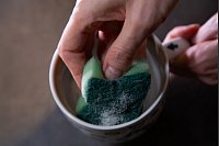 Schritt 2: Mit dem Schwamm über den Teerand schrubben. - © Christin Klose/dpa-tmn