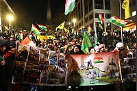 Die Demonstranten schwenkten bei der Abschlusskundgebung zahlreiche pro-kurdische Flaggen. - &copy; Alex Talash/dpa