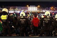 Auch Polizisten aus anderen St&auml;dten wurden nach Dortmund beordert, nachdem statt der angemeldeten 400 rund 4.000 Menschen an der Demo teilnahmen. - &copy; Alex Talash/dpa