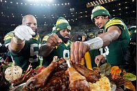 Thanksgiving-Feier auf dem Spielfeld: Packers-Stars genießen Truthahnkeulen nach Sieg gegen die Dolphins - © Morry Gash/AP/dpa
