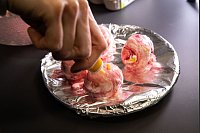 Um die Eier individueller zu gestalten, haben wir nachträglich noch etwas Lebensmittelfarbe auf die Eier gegeben. - © Christin Klose/dpa-tmn