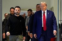 Schwieriges Treffen: Der ukrainische Präsident Selenskyj kommt im Trump Tower in New York mit Donald Trump zusammen - © Julia Demaree Nikhinson/AP/dpa