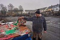 Feuer in Neuwied - Karnevalswagen und Bühnenbild verbrannt - © Thomas Frey/dpa