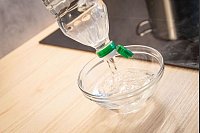 Ohne Dosierhilfe kommt ein kräftiger Strahl aus der Flasche - der Knick-Trick lohnt sich also. - © Christin Klose/dpa-tmn