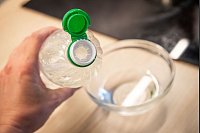 Zum Vergleich: Wie viel Essig kommt normalerweise aus der Flasche? - © Christin Klose/dpa-tmn