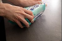 So geht\'s: Gummibänder links und rechts von der Öffnung der Verpackung anbringen. - © Christin Klose/dpa-tmn