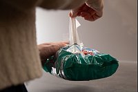 Beim Entnehmen der Feuchttücher entsteht mehr Widerstand. - © Christin Klose/dpa-tmn