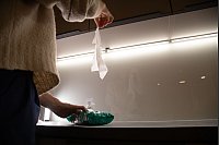 Fazit: Dank der Gummibänder kommt nur noch ein Tuch aus der Verpackung. - © Christin Klose/dpa-tmn