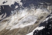 Mehrere Lawinen mit Gletscher-, Schnee- und Nebeltrümmern gingen vom Birchgletscher im Lötschental ab. - © Jean-Christophe Bott/KEYSTONE/dpa