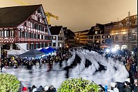 Trychler ziehen durch das dunkle Dorf Küssnacht im Kanton Schwyz während des traditionellen Klausjagens - ein Brauch der traditionell am Abend vor Nikolaus veranstaltet wird. - © Philipp Schmidli/KEYSTONE/dpa