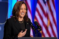 Die demokratische Präsidentschaftskandidatin Kamala Harris ist für ihre fröhliche Art bekannt. (Archivbild) - © Jacquelyn Martin/AP