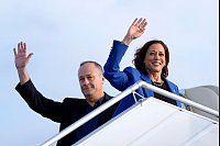 Oft neben der demokratischen US-Präsidentschaftskandidatin Kamala Harris: Ihr Ehemann Doug Emhoff, der seit 2021 der erste Second Gentleman des Landes ist. (Archivbild) - © Julia Nikhinson/AP/dpa