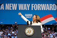 Die demokratische Präsidentschaftskandidatin und US-Vizepräsidentin Kamala Harris verspricht ihren Wählerinnen und Wählern einen neuen Weg in die Zukunft («A new way forward»). (Archivbild) - © Jacquelyn Martin/AP/dpa