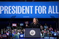 Der US-Wahlkampf um den Posten des US-Präsidenten geht in die Zielgerade. Kamala Harris tourt im Swing State Pennsylvania und bekommt Unterstützung von vielen Musikern. - © Susan Walsh/AP