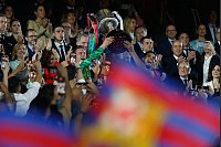 Barcelonas Ronald Araujo (r) und Barcelonas Torhüter Marc-Andre ter Stegen heben den Pokal nach dem Sieg im Endspiel der spanischen Copa del Rey. - © Joan Monfort/AP/dpa