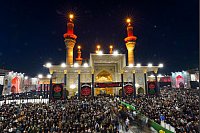 Schiitische Gläubige versammeln sich am goldenen Kuppelschrein von Imam Moussa al-Kazim, der Ende des achten Jahrhunderts starb, während der jährlichen Gedenkfeier zum Tod des Imams. - © Anmar Khalil/AP/dpa
