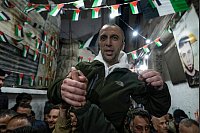 Der palästinensische Gefangene Fahd Sawalhi wird von einer Menschenmenge im Flüchtlingslager Balata im Westjordanland begrüßt, nachdem er aus einem israelischen Gefängnis entlassen wurde. - © Majdi Mohammed/AP/dpa