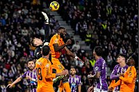 Valladolids Torhüter Karl Hein klärt den Ball neben Real Madrids Antonio Rüdiger. - © Manu Fernandez/AP/dpa