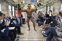 Zuglinien-Wiedereröffnung mit Bodybuilding-Performance - © -/kyodo/dpa