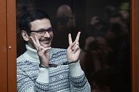 Kremlkritiker Ilja Jaschin im Gerichtssaal. - © Yury Kochetkov/Pool EPA via AP/dpa