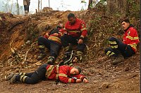 Fast 4.000 Feuerwehrleute und Helfer kämpfen oft bis zur völligen Erschöpfung gegen die Flammen. - © Bruno Fonseca/AP