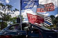 Hund Nala im Trump-Fieber: Zwischen Fahnen und Bildern vor Golfclub in Florida - © Ben Curtis/AP/dpa