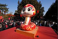 Das Jahr der Schlange: zum chinesischen Neujahrsfest wird eine Schlangenfigur in Peking präsentiert. - © Aaron Favila/AP/dpa