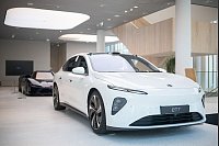 Ein E-Auto des Modells ET7 steht im Nio House Berlin. (Archivbild) - © Sebastian Gollnow/dpa
