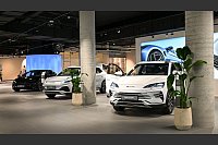 Ein BYD-Store in Berlin. Die Marke setzt nicht auf billig. (Archivbild) - © Jens Kalaene/dpa