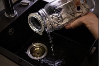 Schritt 8: Das Wasser weggießen und die Socken herausnehmen. - © Christin Klose/dpa-tmn