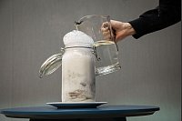 Hinweis: Das Gemisch schäumt über - den Behälter am besten im Waschbecken platzieren. - © Christin Klose/dpa-tmn