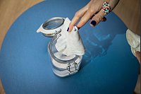 Schritt 3: Die Socken in das Gefäß legen. - © Christin Klose/dpa-tmn