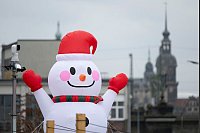 Kühles Wetter in Dresden: Ein riesiger aufblasbarer Schneemann steht bei trübem Wetter vor dem Hausmannsturm. - © Sebastian Kahnert/dpa